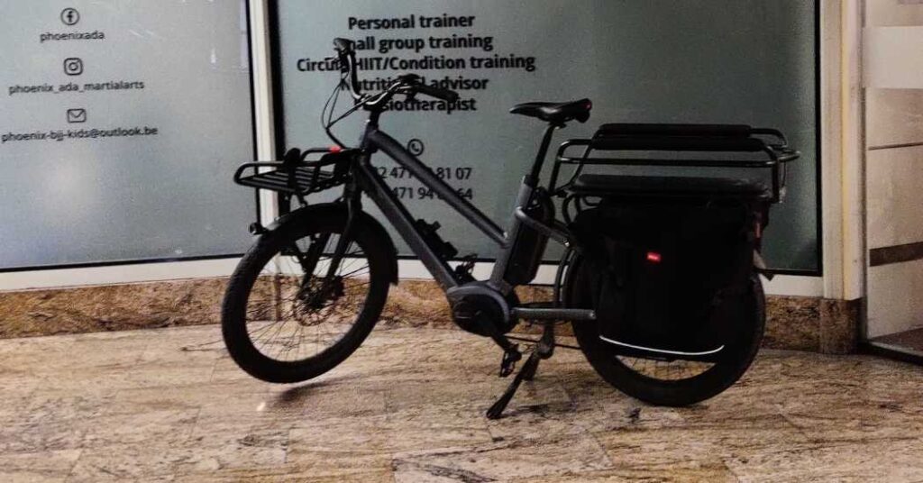 tweedehands fiets heeft soms accessoires reeds toegevoegd, let ook op de staat van de remmen vering en batterij