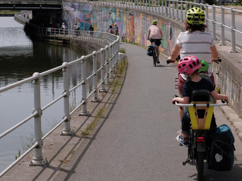 Kleine rit samen langs het Brusselse kanaal