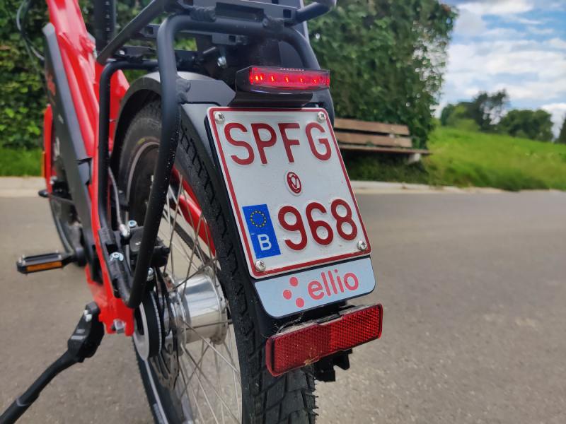 Uitgerust met sterk bagagerek bevestigd op het kader, nummerplaat en achterlicht